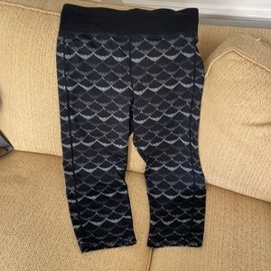 EUC vineyard vines performance cropped leggings. Size L